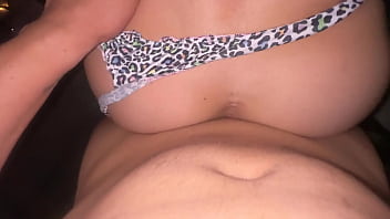 Rossmexicana empinada recibiendo verga con mi rica tanguita de leopardo