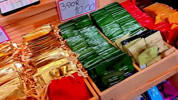 Comprei uma aliança de namoro de dez reais para morena e ela não acreditou