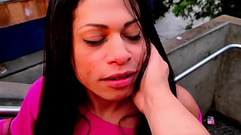 Comprei uma aliança de namoro de dez reais para morena e ela não acreditou