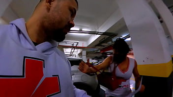 Comprei uma aliança de namoro de dez reais para morena e ela não acreditou