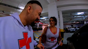 Comprei uma aliança de namoro de dez reais para morena e ela não acreditou