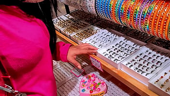 Comprei uma aliança de namoro de dez reais para morena e ela não acreditou