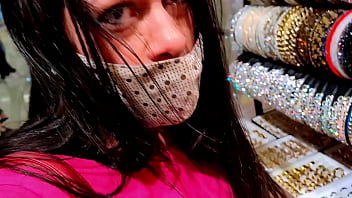 Comprei uma aliança de namoro de dez reais para morena e ela não acreditou