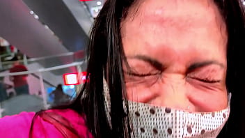 Comprei uma aliança de namoro de dez reais para morena e ela não acreditou