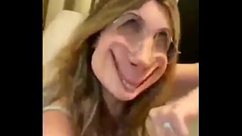 Luara mostra o bico do peito