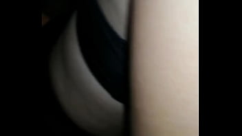 Encuentro a mi hermana escribiendo una carta para su amante y me deja follarla por mi silencio