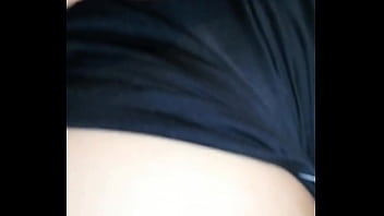 Encuentro a mi hermana escribiendo una carta para su amante y me deja follarla por mi silencio