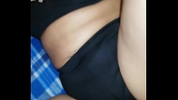 Encuentro a mi hermana escribiendo una carta para su amante y me deja follarla por mi silencio