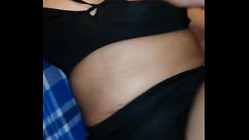 Encuentro a mi hermana escribiendo una carta para su amante y me deja follarla por mi silencio