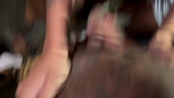 No pelo na frente de todo mundo grupo de amigos fode na pele na frente de todos e não quer nem saber no pelo usou dentro