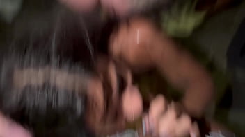 No pelo na frente de todo mundo grupo de amigos fode na pele na frente de todos e não quer nem saber no pelo usou dentro