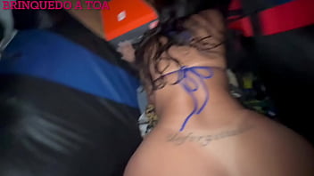 No pelo na frente de todo mundo grupo de amigos fode na pele na frente de todos e não quer nem saber no pelo usou dentro