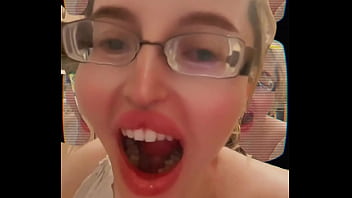 I can not close my mouth from hardly deep yawning