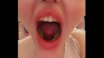 I can not close my mouth from hardly deep yawning