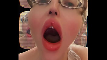 I can not close my mouth from hardly deep yawning