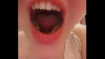 I can not close my mouth from hardly deep yawning