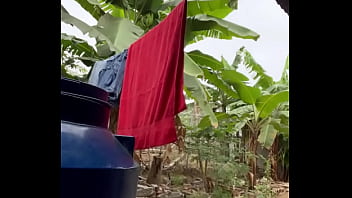 Lavándose frente a la cámara