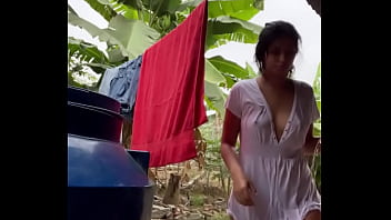 Lavándose frente a la cámara