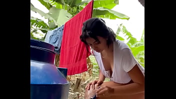 Lavándose frente a la cámara