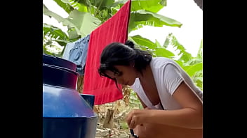 Lavándose frente a la cámara