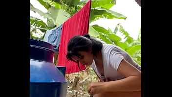 Lavándose frente a la cámara