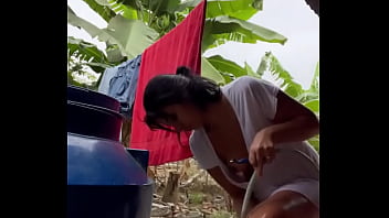 Lavándose frente a la cámara