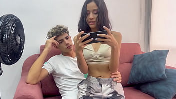 Enseño a mi pequeñita hermanastra a jugar en el celular mientras le hago sentir mi enorme polla