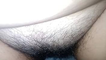 Minha bucetinha apertada esta querendo um pau peludo no pelo dentro dela