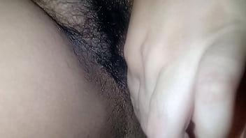 Minha bucetinha apertada esta querendo um pau peludo no pelo dentro dela