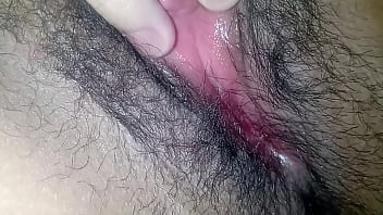 Minha bucetinha apertada esta querendo um pau peludo no pelo dentro dela