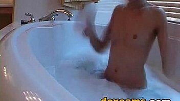 She shaves her pussy live