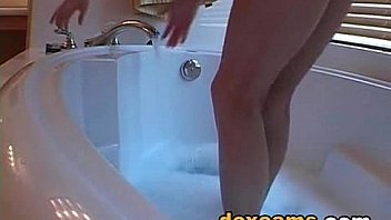 She shaves her pussy live