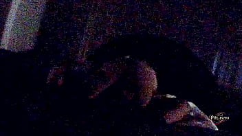 Metiéndole pinga de misionero qué rico gime flash