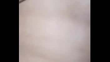 Deixei o macho meter no meu cu enquanto meu marido filmava tudo de perto