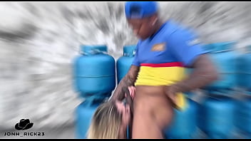 Comi o cuzinho da coroa loira em troca de desconto no gás