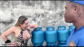 Comi o cuzinho da coroa loira em troca de desconto no gás