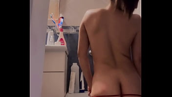 Mojadita y sola en la bañera ¿te metes conmigo ”