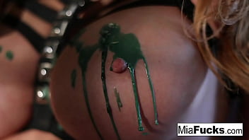 Hot babe makes herself cum