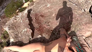 Fui fazer a trilha do legendarios montanha errei o caminho encontrei uma morena gostosa e soquei o pau na buceta dela completo no sheer red