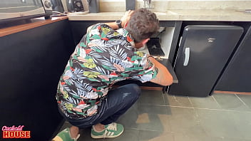 Marido corno contrata encanadores para tapar os dutos da esposa com rola