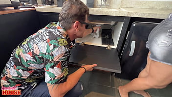 Marido corno contrata encanadores para tapar os dutos da esposa com rola