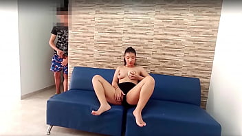 Encuentro A Mi Hijastra Masturbandose En La Sala Y Le Ayudo A Bajarse La Calentura Pero Me La Follo Sin Condon Y Sin Querer Le Llene El Coño De Semen Espero No Vaya A Quedar Embarazada thumbnail