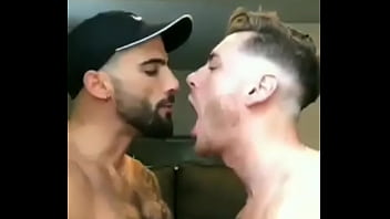 Machos Se Beijando thumbnail