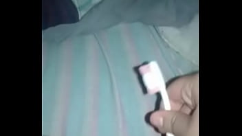 Hombre Se Mete Cepillo De Dientes En El Culo Debido A Que Su Ama Le Dice Que Lo Haga thumbnail