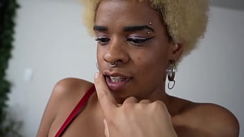 Uma massagem sensual e cheia de tesão fazendo massagem com óleo em uma preta gostosa