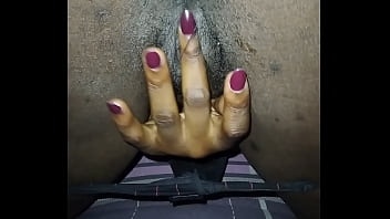 Elle se masturbe dans la chambre