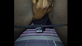 Elle se masturbe dans la chambre