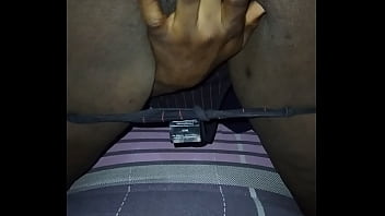 Elle se masturbe dans la chambre