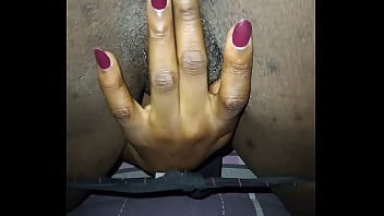 Elle se masturbe dans la chambre