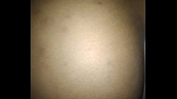 Elle se masturbe dans la chambre